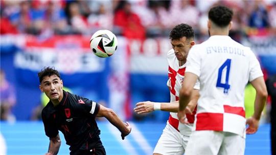 Albaniens Qazim Laci (l) kämpft mit Kroatiens Ivan Perisic (M) und Kroatiens Josko Gvardiol um den Ball.