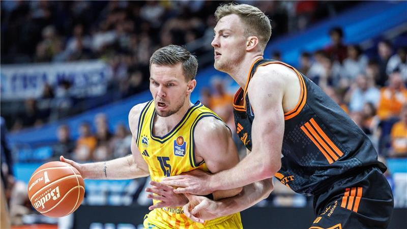 Albas Martin Hermannsson (l) wird von Vechtas Lars Thiemann attackiert.