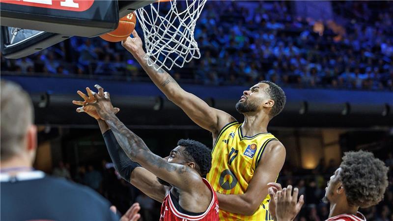 Alba Berlin deklassiert Bamberg und steht im Finale Albas Norris Agbakoko ist unter dem Korb eher am Ball als Bambergs EJ Onu.