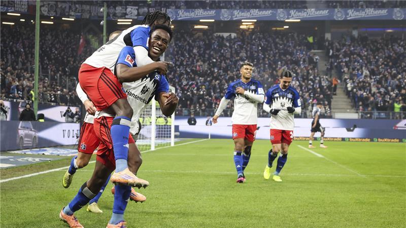 Albert Lokonga (Hamburger SV, 2.v.l) jubelt nach seinem Treffer zum 1:0 mit Fabio Balde (Hamburger SV).
