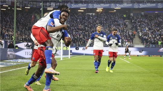 Albert Lokonga (Hamburger SV, 2.v.l) jubelt nach seinem Treffer zum 1:0 mit Fabio Balde (Hamburger SV).