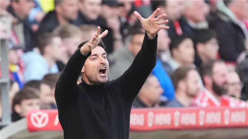 Albert Riera steht bei der Eintracht schon in der Kritik. (Archivbild)