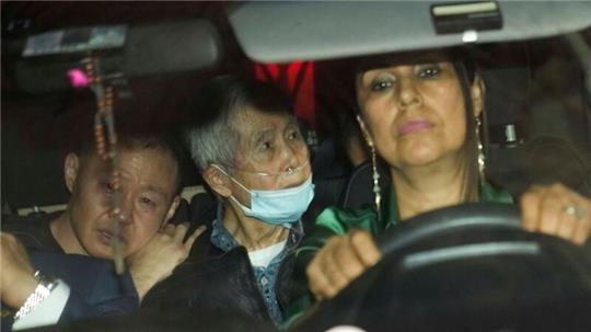 Alberto Fujimori (M) wird von seinen Kindern Kenji (l), und Keiko (nicht zu sehen) aus dem Gefängnis gefahren.