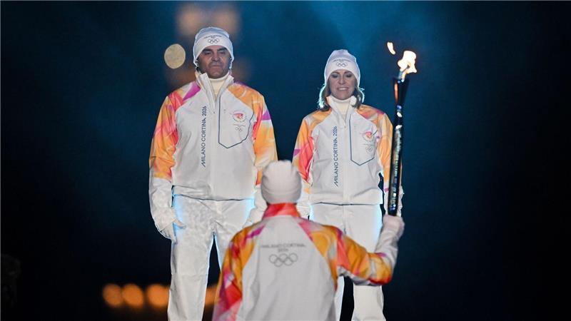 Alberto Tomba und Deborah Compagnoni entzündeten das Feuer in Mailand.