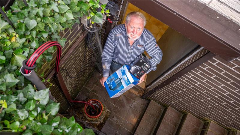 Stadt Bremerhaven schaltet Brunnen ab – Keller werden feucht Albin Gorges in der Flettnerstraße muss immer wieder neue Pumpen kaufen. Foto: Scheschonka