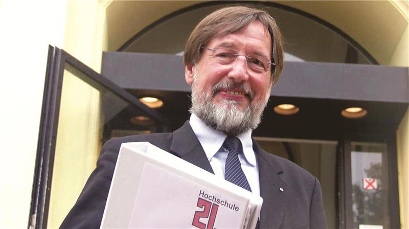 Albrecht Beyer, Gründungspräsident der Hochschule 21.
