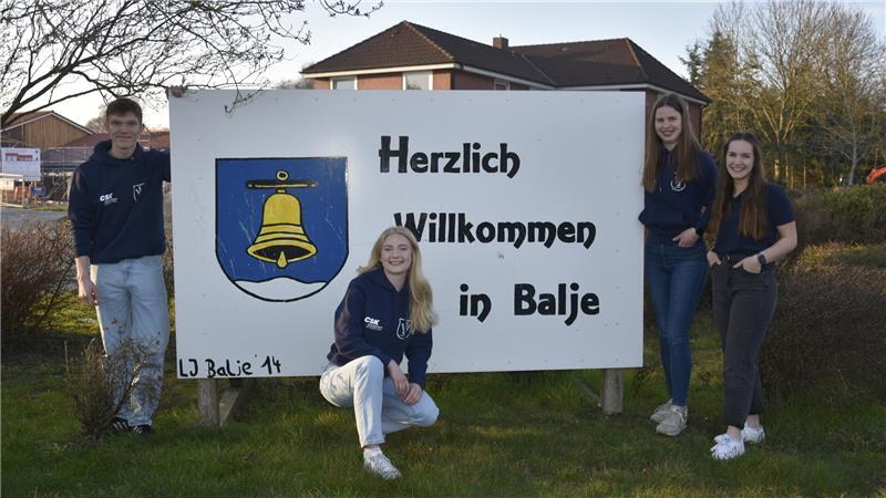 Von Abgroggen bis Osterparty: Landjugend Balje setzt auf beliebte Traditionen Albrecht Pohl, Eske Meyer, Anneke Bajema und Wiebke Junge.