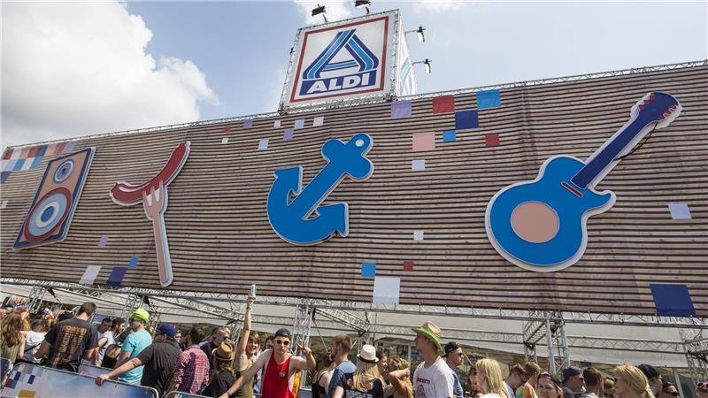 Aldi Nord verkauft auch in diesem Jahr auf über 2000 Quadratmetern ausgewählte Produkte an die Besucher des Deichbrand-Festivals. Vor Ort können diese aber nicht nur einkaufen, sondern auch feiern. Foto: imago/Manngold