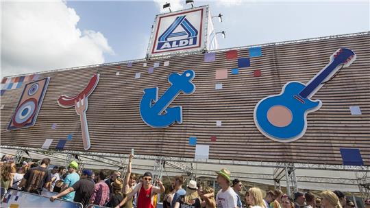 Aldi Nord verkauft auch in diesem Jahr auf über 2000 Quadratmetern ausgewählte Produkte an die Besucher des Deichbrand-Festivals. Vor Ort können diese aber nicht nur einkaufen, sondern auch feiern. Foto: imago/Manngold