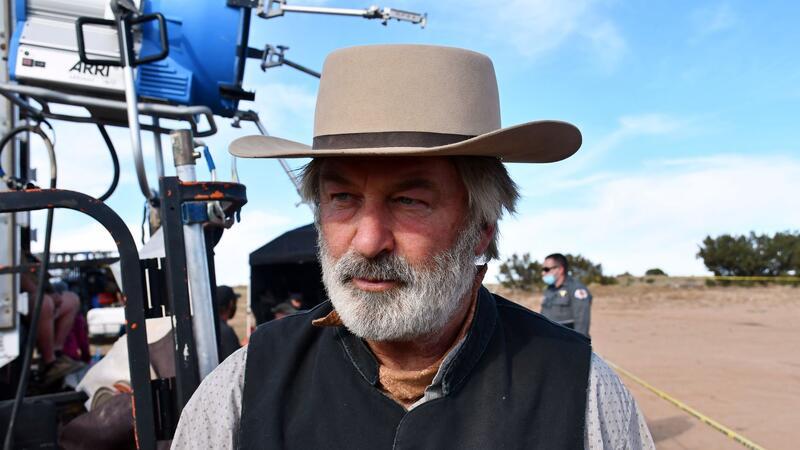 Alec Baldwin wirkte als Hauptdarsteller und Produzent bei dem Film „Rust“ mit.