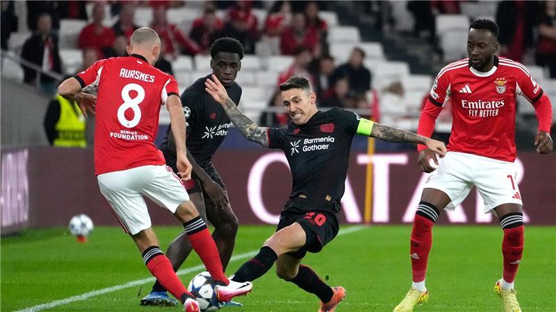 Dank Schick: Bayer holt ersten Champions-League-Sieg Alejandro Grimaldo (Mitte) lieferte sich ein umkämpftes Duell mit seinem Ex-Club Benfica.