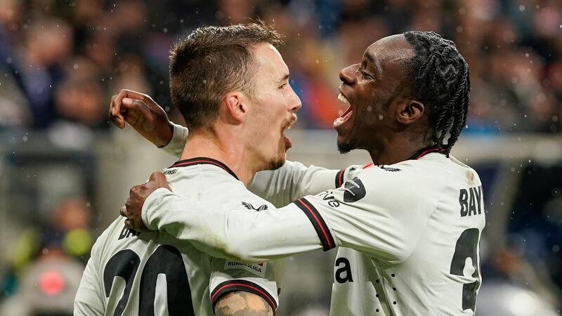 Alejandro Grimaldo (l) und Jeremie Frimpong sind ungemein torgefährlich.