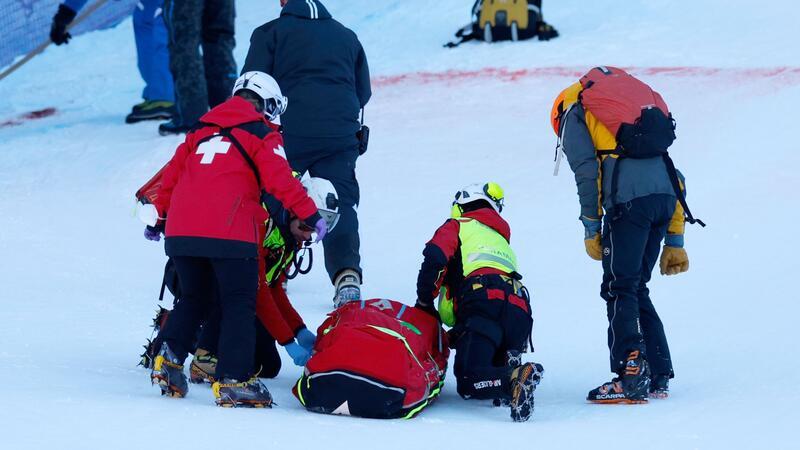 Nächstes Ski-Drama: Kilde stürzt schwer - Odermatt siegt Aleksander Aamodt Kilde wird nach seinem Sturz in der Lauberhorn-Abfahrt versorgt.