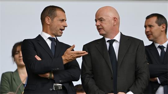 Aleksander Ceferin (l) und Gianni Infantino sind die Big Player im Machtkampf der Fußball-Funktionäre. (Archivbild) 