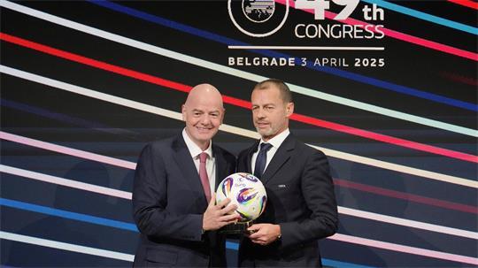 Aleksander Ceferin (r) will kein FIFA-Präsident werden, Gianni Infantino soll es nicht bleiben. (Archivbild)