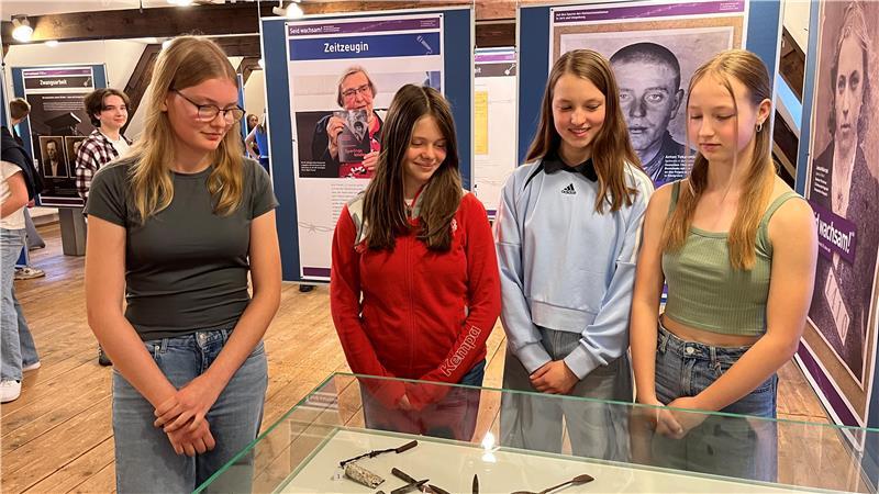 Alena, Hannah, Janne und Hanna (von links) sind die Kuratorinnen der Ausstellung „Seid wachsam: Auf den Spuren des Nationalsozialismus in Jork und Umgebung“ im Museum Altes Land in Jork.