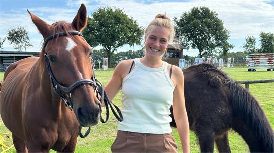 Alena Hartlef organisiert die Stader Reittage. Ihr Pferd Erna war früher selbst auf Turnieren unterwegs - heute genießt es seine Rente.