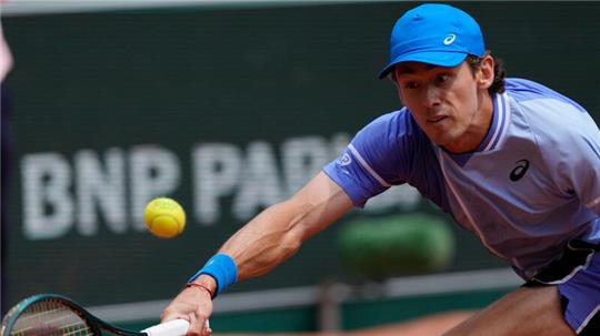 Alex De Minaur setzte sich in vier Sätzen gegen Daniil Medwedew durch.