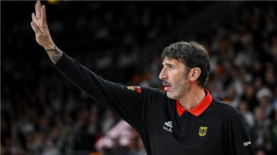 Alex Mumbru dirigiert wieder das Nationalteam.