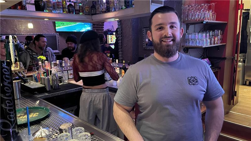 Auf Kneipentour: Eine überraschend lange Nacht in Stade Alex Polystiriadis steht im Savoy hinter dem Tresen.