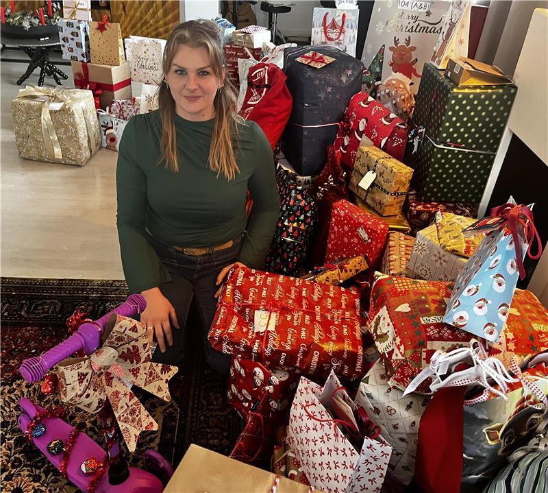 Alexa Afschartabbar sortiert in ihrem Wohnzimmer 160 Geschenke nach Adressen, damit die Auslieferung gut funktioniert.