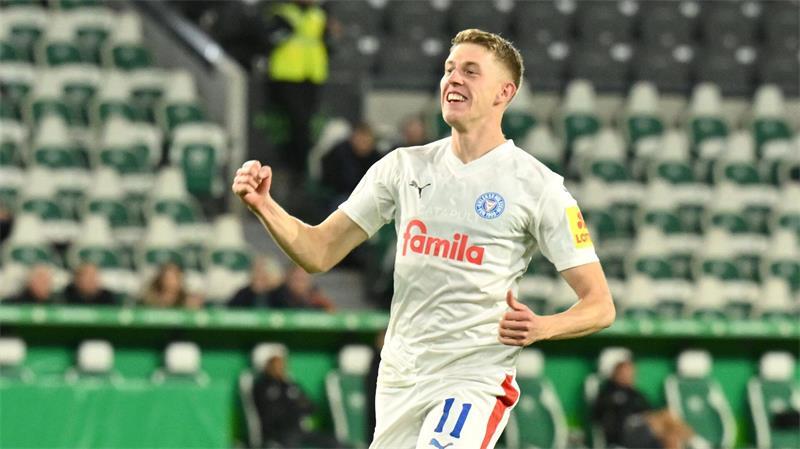 Alexander Bernhardsson jubelte in der vergangenen Saison noch mit den Kielern in Wolfsburg. (Archivfoto)