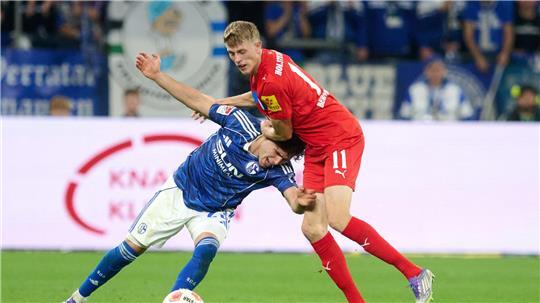 Alexander Bernhardsson (r) machte in einem engen Spiel mit seinem Tor den Unterschied.