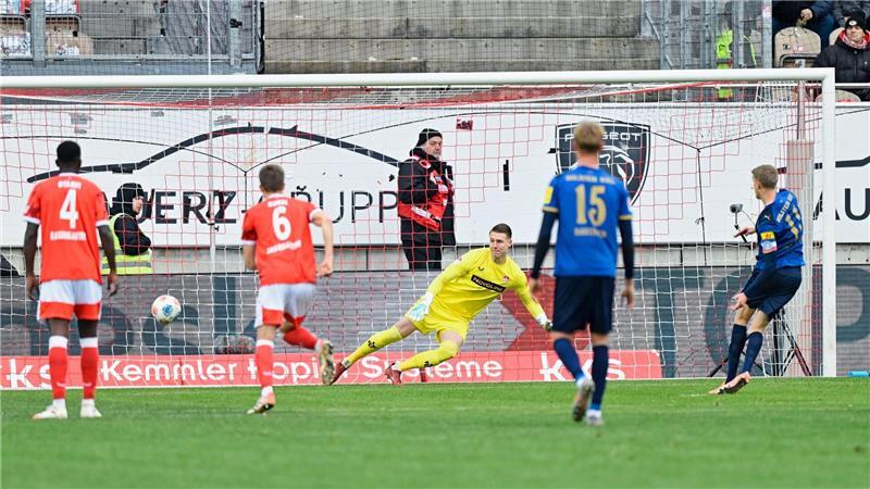 Alexander Bernhardsson (r.) trifft per Elfmeter für Kiel