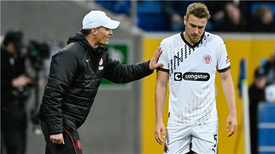 Alexander Blessin spricht mit St. Paulis Hauke Wahl.