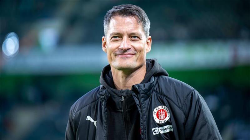 Alexander Blessin und der FC St. Pauli erwarten Holstein Kiel.