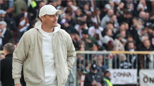 Alexander Blessin und der FC St. Pauli stehen unter Druck.