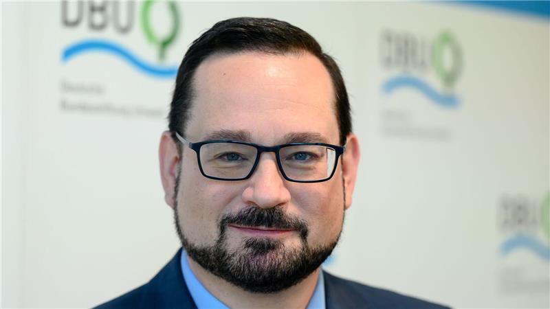 Alexander Bonde, Generalsekretär der Deutschen Bundesstiftung Umwelt (DBU), weist auf die wirtschaftlichen Chancen grüner Umwelttechnologie hin. (Archivbild)