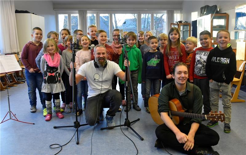 Alexander Dietze (links) und Jan Hofmann produzieren mit den kleinen Musikern eine Schul-CD. Foto: Felsch