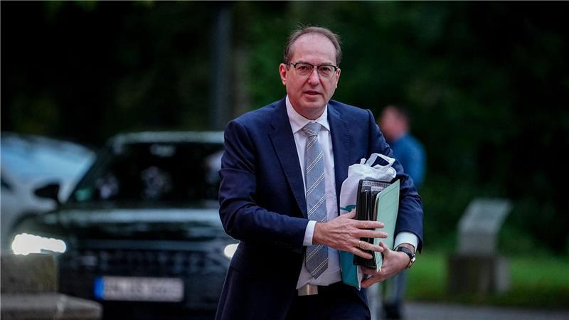 Dobrindt setzt auf Return Hubs, KI und Dauer-Abschiebehaft Alexander Dobrindt setzt auf eine Verschärfung der Asylpolitik. (Archivbild)