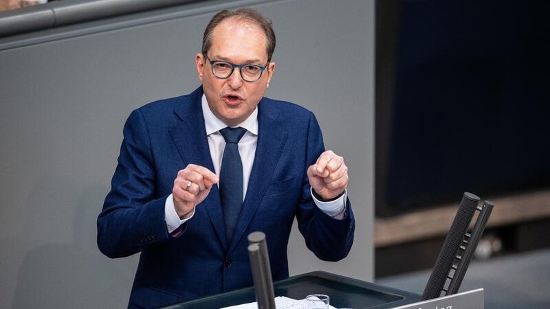Dobrindt rechnet nicht mit Haushaltsbeschluss bis Februar Alexander Dobrindt stellt den Zeitplan der Regierung zum Haushaltsbeschluss infrage.