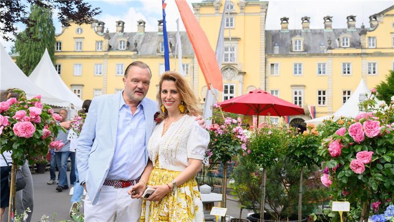 Landpartie auf Schloss Bückeburg startet Alexander Fürst zu Schaumburg-Lippe und Mahkameh Fürstin zu Schaumburg-Lippe stehen bei der Landpartie am Schloss Bückeburg.