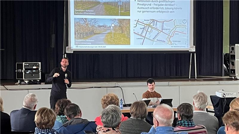 Alexander Gardyan von der IKS Mobilitätsplanung erläutert in der Altländer Festhalle die Analyse, diese ist eine Grundlage des zukünftigen Radverkehrskonzepts.