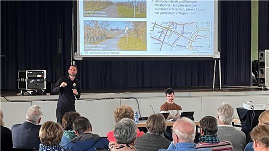 Alexander Gardyan von der IKS Mobilitätsplanung erläutert in der Altländer Festhalle die Analyse, diese ist eine Grundlage des zukünftigen Radverkehrskonzepts.