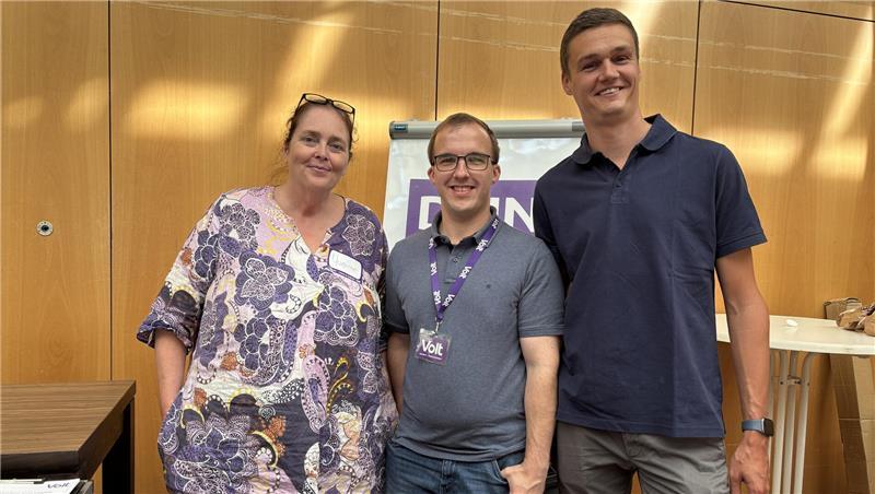 Erstwählerforum im Stadeum: So wollen Parteien Jugendliche erreichen Alexander Geid (Mitte) aus Kutenholz und Karsten Klie aus Stade Bützfleth bekamen Unterstützung von Volt-Parteikollegin Yvonne Dannemann aus Oldenburg.