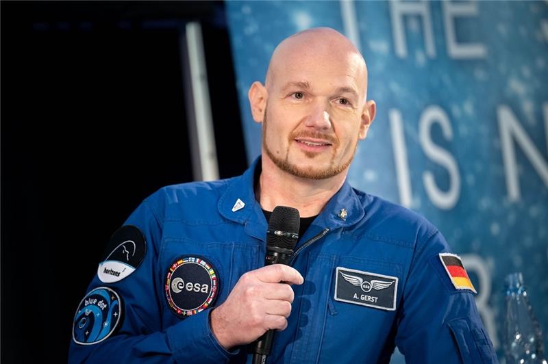 Alexander Gerst, Astronaut, nimmt an einer Pressekonferenz teil. Airbus informiert im Bremer Werk über die Zukunft der Monderkundung. Ein wichtiges Teil des Raumschiffs Orion, das sogenannte Europäische Servicemodul (ESM), wird in Bremen gebaut. Foto: Sina Schuldt/dpa