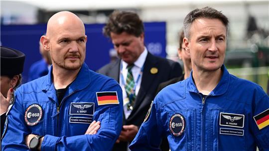 Alexander Gerst (l) und Matthias Maurer freuen sich für ihren Kollegen Luca Parmitano.