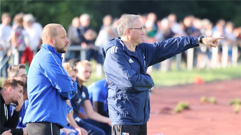 Alexander Haut (l.) und Mario Graca sind als Trainer des FC Eintracht Cuxhaven zurückgetreten. Foto: Lütt