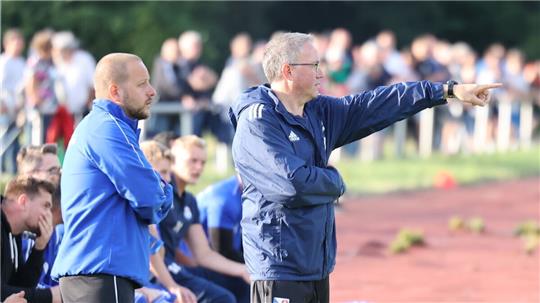Alexander Haut (l.) und Mario Graca sind als Trainer des FC Eintracht Cuxhaven zurückgetreten. Foto: Lütt
