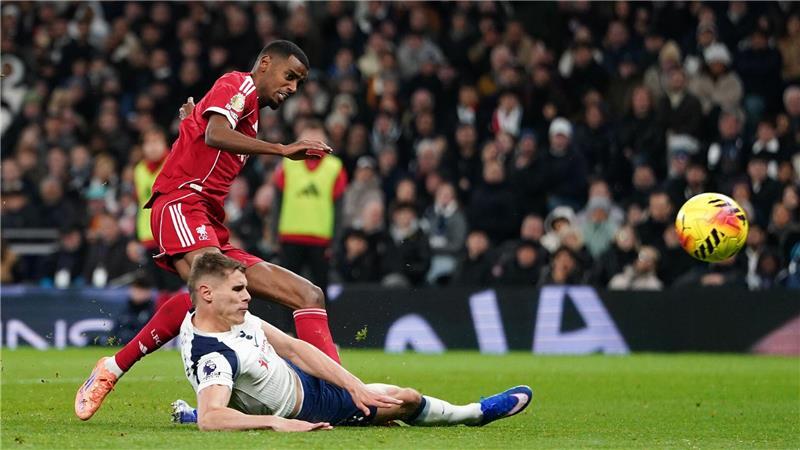 Alexander Isak trifft nach Wirtz-Vorlage - bei der Szene verletzt sich der Stürmer aber auch.