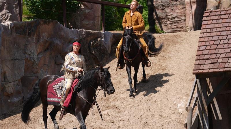 Kämpfe, Tanz und Explosionen: Das neue Stück am Kalkberg Alexander Klaws (v) und Bastian Semm in einer Szene des Abenteuers „Im Tal des Todes“ im Freilichttheater am Kalkberg.