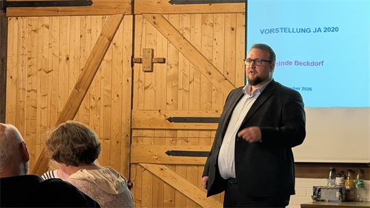 Alexander Lähn von der Axians Consulting präsentiert in der Beckdorfer Ratssitzung den Jahresabschluss 2020.