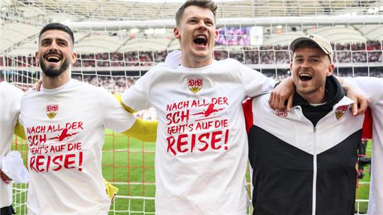 ARCHIV - 04.05.2024, Baden-Württemberg, Stuttgart: Fußball: Bundesliga, VfB Stuttgart - Bayern München, 32. Spieltag, MHPArena. Stuttgarts Torwart Fabian Bredlow (l-r), Stuttgarts Torwart Alexander Nübel und Stuttgarts Maximilian Mittelstädt jubeln nach dem Spiel und bedanken sich bei den Fans. Nübel freut sich auf die Heim-EM. (zu dpa: «Heim-EM statt Tansania - VfB-Keeper Nübel selbst «überrascht»») Foto: Tom Weller/dpa - WICHTIGER HINWEIS: Gemäß den Vorgaben der DFL Deutsche Fußball Liga bzw. 