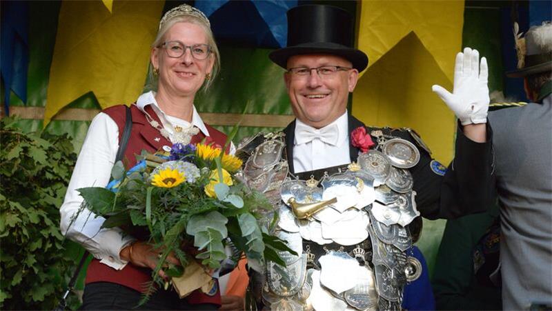Die Herrschaft des Schwarzen Rotts: Alexander Quade ist der neue Gilde-König Alexander Quade und Katrin Junge sind in dieser Schützensaison das Buxtehuder Königspaar der Gilde.