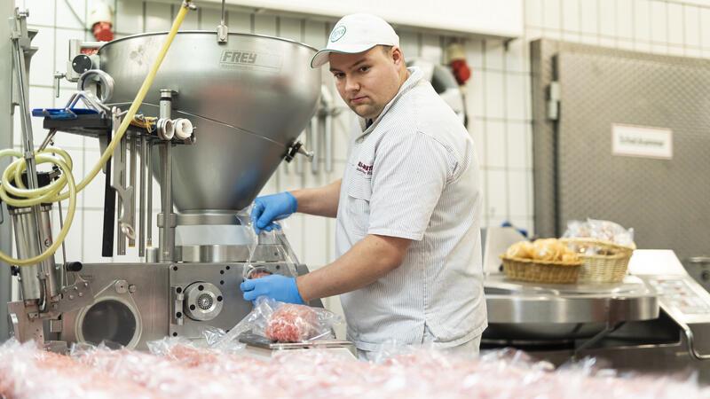 Alexander Richter, Metzger, stellt Mett-Ballen in den Räumlichkeiten der Metzgerei «Spezi-Metzger» seiner Familie her.