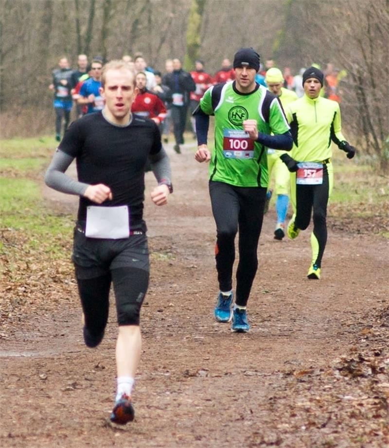 Alexander Riwny setzt sich früh an die Spitze der Läufer.